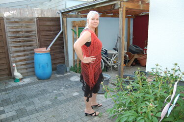 Kleid in Zipfeloptik mit Lochmustermix - Bild 2
