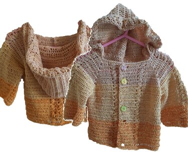 Zwei gehäkelte Babyjacken in Beige-Orange, eine mit Kapuze und Knopfleiste, eine mit weitem Kragen