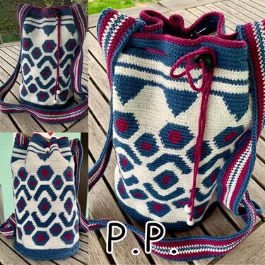 Gehäkelte Eimertasche in Weiß, Blau und Magenta mit geometrischem Muster und Zugband