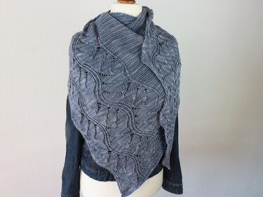 Strickanleitung asymmetrisches Dreieckstuch – Wellentuch mit Strukturmuster