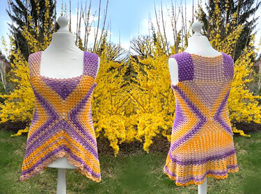 Vorder- und Rückansicht eines gehäkelten ärmellosen Tops in Lila und Orange auf einer Schaufensterpuppe vor gelben Forsythien.