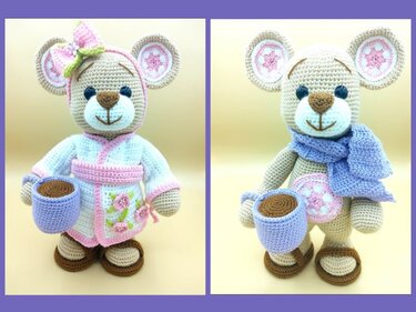 Zwei Ansichten eines gehäkelten Teddybären: links rosa-weiße Robe mit Blumenapplikation und lila Tasse, rechts blaue Schal-Variante mit lila Tasse