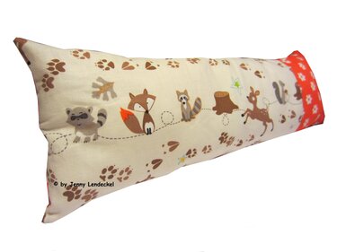 Langes cremefarbenes Kissen mit Waldtier-Print (Fuchs, Waschbär, Reh, Eichhörnchen) und rotem Abschluss