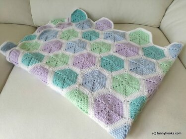 Modulare gehäkelte Decke aus Pastell‑Sechsecken mit weißer Umrandung