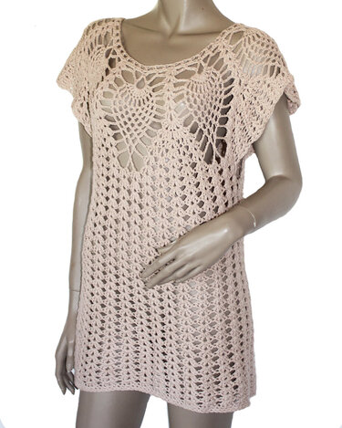 Helle rosa gehäkelte Tunika mit offenem Spitzenmuster, kurzen Ärmeln und Rundhalsausschnitt auf Schaufensterpuppe