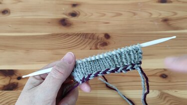 Videotutorial: Drei Anschlagsvarianten für hübsche Sockenbündchen - Stricken