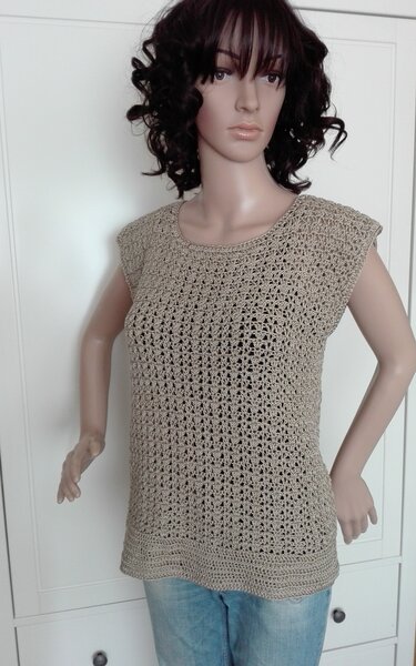Beiges schlichtes Häkel-Top am Mannequin mit geradem Schnitt und breitem Saum