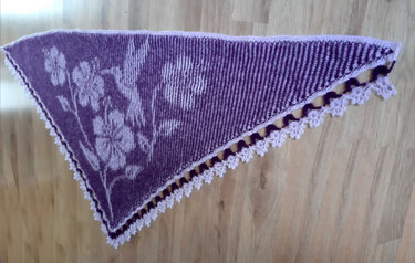 Gestricktes Dreieckstuch violett und hellrosa mit Blumenmuster und gehäkelter Borte