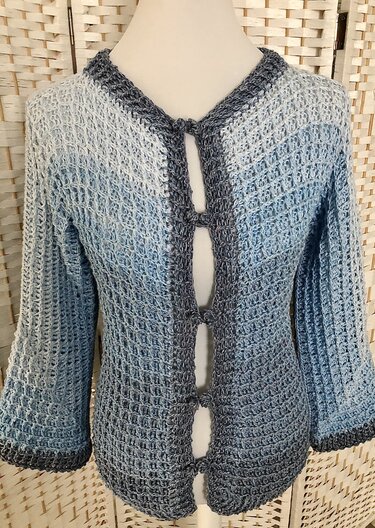 Hüftlange gehäkelte Damenjacke in Blau-Grau mit Schlaufenverschlüssen und strukturierter Maschenarbeit