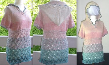 Gestrickte Damen‑Kapuzentunika in Rosé und Türkis mit Kapuze, kurzem Arm und gewelltem Lochmuster, präsentiert an einer Schneiderpuppe.