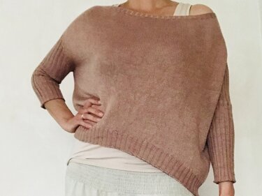 Altrosa, locker gestrickte Damen-Tunika mit weitem U-Boot-Ausschnitt und asymmetrischem Rippensaum