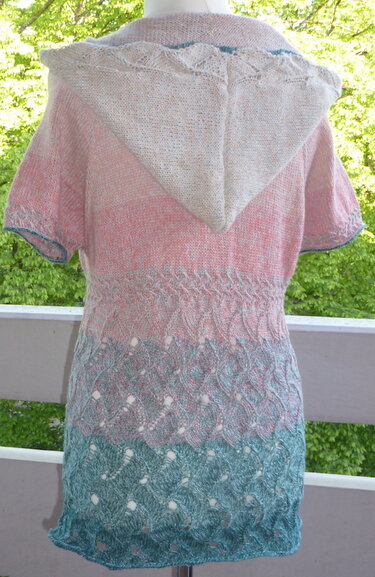 Crissarca - Kapuzentunika aus einem Farbverlaufsbobbel - Stricken