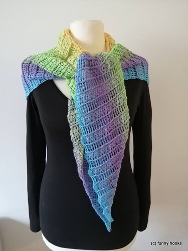 Gehäkeltes Dreieckstuch in Pastell-Farbverlauf auf Schneiderpuppe