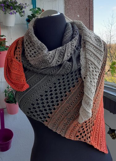 Gehäkeltes Dreieckstuch in Grau, Beige und Orange auf Schneiderpuppe