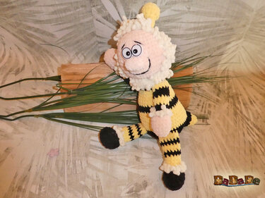 Verspielte gehäkelte Biene mit weißem Kragen und schwarz-gelben Streifen