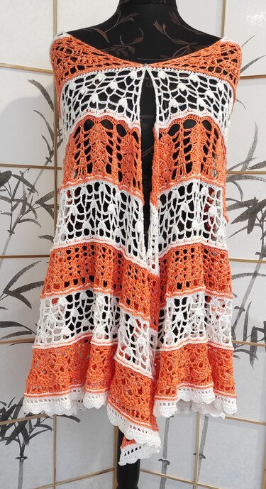Halbrundtuch in Orange und Weiß mit gehäkeltem Spitzenmuster auf Schneiderpuppe