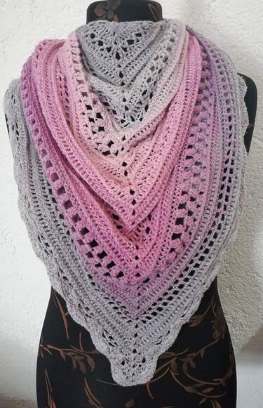Gehäkeltes Dreieckstuch in Grau‑Rosa mit Lochreihen und Zierkante