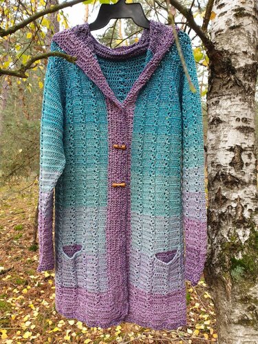 Gehäkelte Damenjacke mit Kapuze, Ombre von Türkis zu Lila und Herztaschen