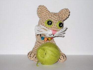 Cream cat with necklace - Crochet