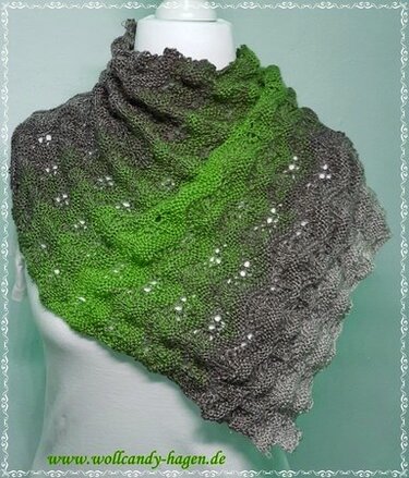 Gestricktes Dreieckstuch mit Grau‑Grünem Farbverlauf und Lochmuster auf einer Büste