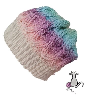 Gehäkelte slouchy Damenmütze mit cremefarbigem Rippbündchen und pastellfarbenem Verlauf