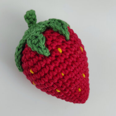 Kleines schnell gehäkeltes Erdbeer-Amigurumi mit grüner Blattkappe