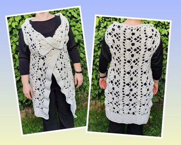 Gehäkelte lange ärmellose Damenweste in Creme, Vorder- und Rückansicht