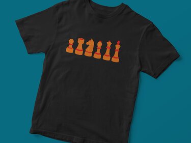 Schwarzes T‑Shirt mit sechs stilisierten Schachfiguren in Orange und Rot nebeneinander