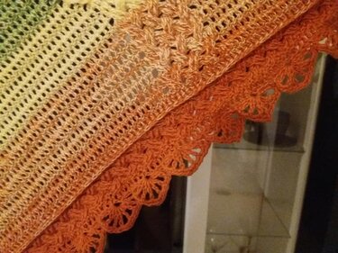 Gehäkeltes Dreieckstuch in Gelb‑Grün bis Orange mit Lochmuster und Muschelkante