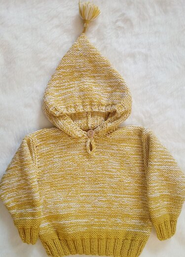 gelb-weiß melierter Baby-Strickpullover mit spitzer Zipfelkapuze und Quaste