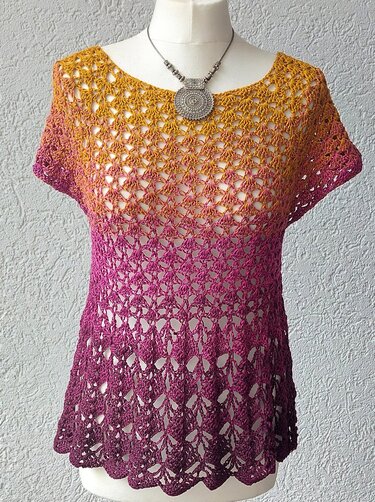 Gehäkeltes Damen-Top mit Farbverlauf von Gelb zu Violett auf Schneiderpuppe