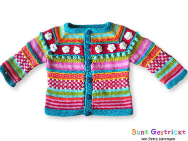 Gestrickte Baby- oder Kinderjacke in Regenbogenfarben mit weißen Blumenapplikationen und Knopfleiste