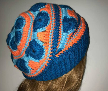 Gehäkelte Mütze in Dunkelblau, Hellblau und Orange mit geometrischem Muster