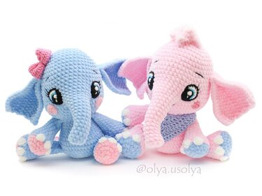 Zwei sitzende Amigurumi‑Elefanten, Pastellblau mit rosa Schleife und Rosa mit lila Schal