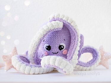 Gehäkelter Amigurumi-Oktopus in Flieder und Weiß mit lächelndem Gesicht