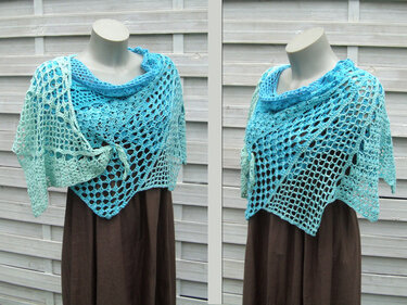 Gehäkeltes Tuch in Blau-Türkis mit Farbverlauf und offenem Netzmuster auf einer Schaufensterpuppe