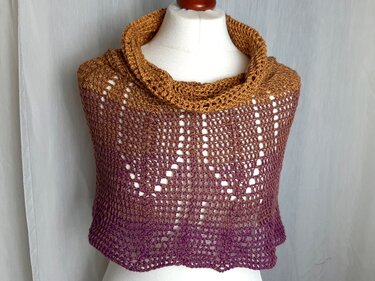 Gehäkelter Loop-Schal mit Goldbraun‑zu‑Violett Farbverlauf auf Schneiderpuppe