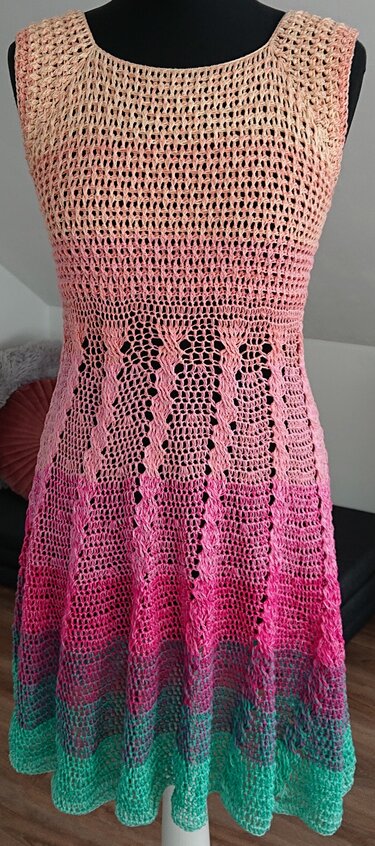 Gehäkeltes ärmelloses Damenkleid mit Ombre-Farbverlauf auf Schaufensterpuppe