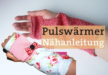 Zwei Hände: eine trägt einen geblümten Pulswärmer mit Knopf und Schleife, die andere hält roten Stoff.