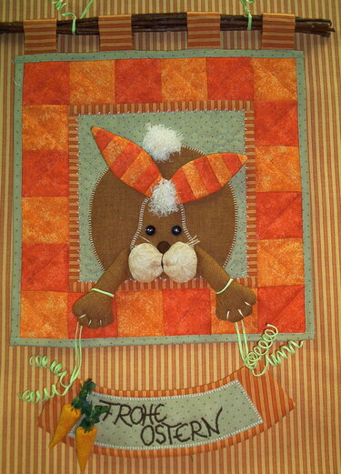 Patchwork-Wandbehang mit braunem Hasen, gestreiften Ohren und Frohe-Ostern-Banner