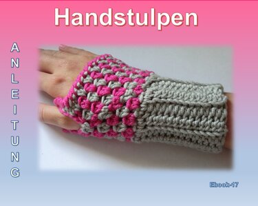 Gehäkelte fingerfreie Handstulpe in Rosa und Grau mit strukturiertem Muster und geripptem Bündchen.