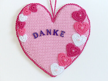 Rosa gehäkeltes Herz mit Miniherzen, Perlen und Schriftzug DANKE