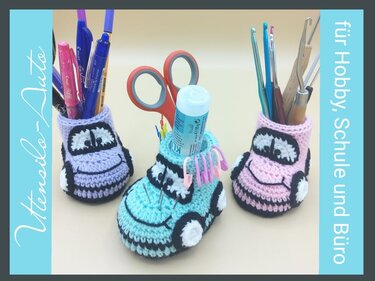 Nahaufnahme von drei gehäkelten Auto-Utensilos mit verschiedenen Werkzeugen und Schreibutensilien