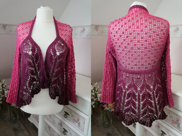 Gehäkelter Damen-Bolero auf Schneiderbüste, Farbverlauf Fuchsia–Magenta, Zierborte und durchbrochene Häkelmuster