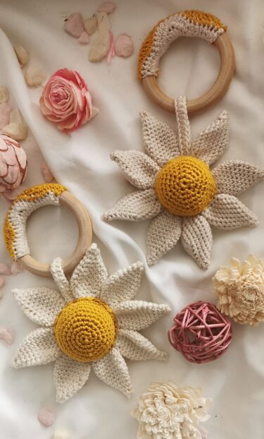 Anleitung Babyrassel Blume - Häkeln