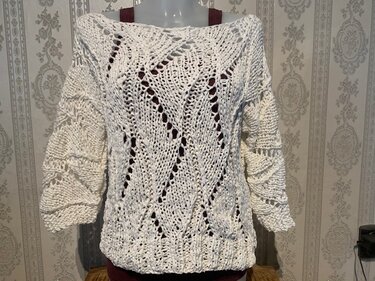 Heller Damenpullover mit weitem Ausschnitt und offenem Zickzack-Ajourmuster, 3/4-Ärmel