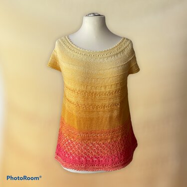 Gestricktes Damen-Shirt mit Farbverlauf von Gelb zu Pink, Lochmuster und Rundhalsausschnitt auf Schaufensterpuppe