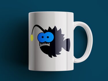 Weiße Tasse mit einem stilisierten Anglerfisch-Design in Schwarz, Blau und Gelb vor dunkelblauem Hintergrund