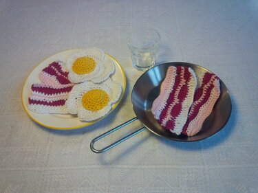 Häkel-Set mit Spiegelei, Speck und Spielgeschirr