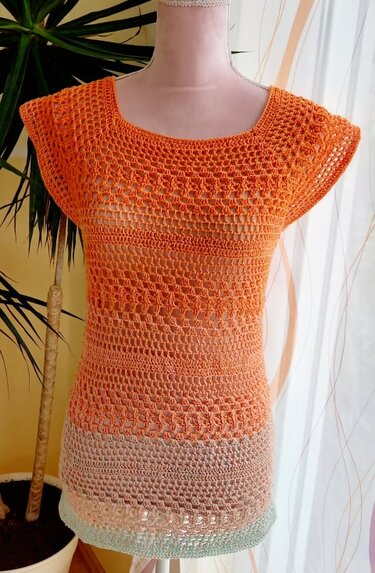 Kurzärmliges Ajour-Häkelshirt in Orange bis Mint mit gestuftem Farbverlauf